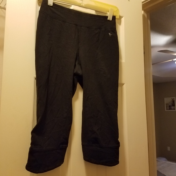 Black crop top and high water yoga pants - Picture 3 of 3